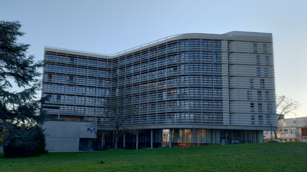 Prédio em formato não linear em "S". Maison de la Corée, Cité Universitaire, Paris. Foto do autor.