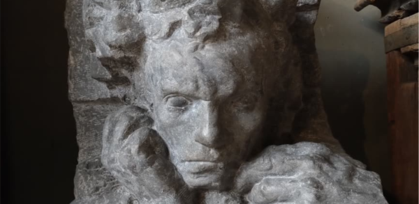 Beethoven aux deux mains, de Antoine Bourdelle. Escultura localizada no Musée Bourdelle em Paris. Foto do autor.